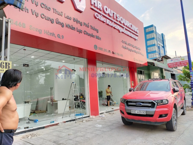 vách kính cường lực bản lề sàn